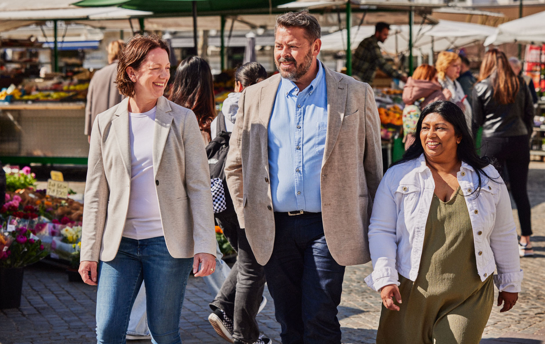 امرأة تتحدث إلى طبيب